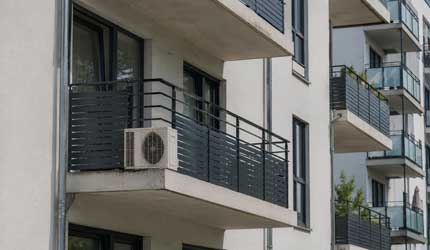 Ein Klima-Splitgerät wurde aussenseitig auf dem Balkon einer Eigentumswohnung angebracht.